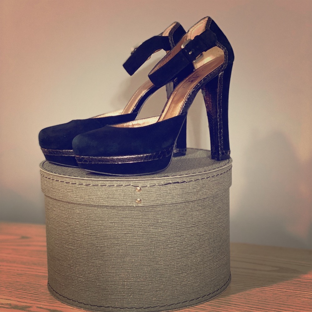BCBG PUMPS